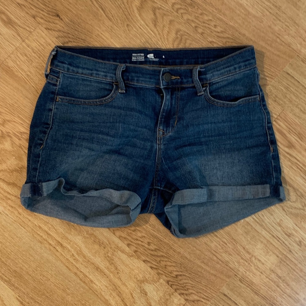 Woman’s semi-fitted jean shorts